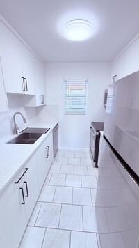 Building Photo - 600 SW 2nd Ave