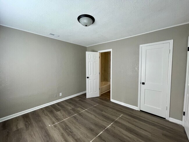 Building Photo - Large 3 Bedroom Remodeled Home