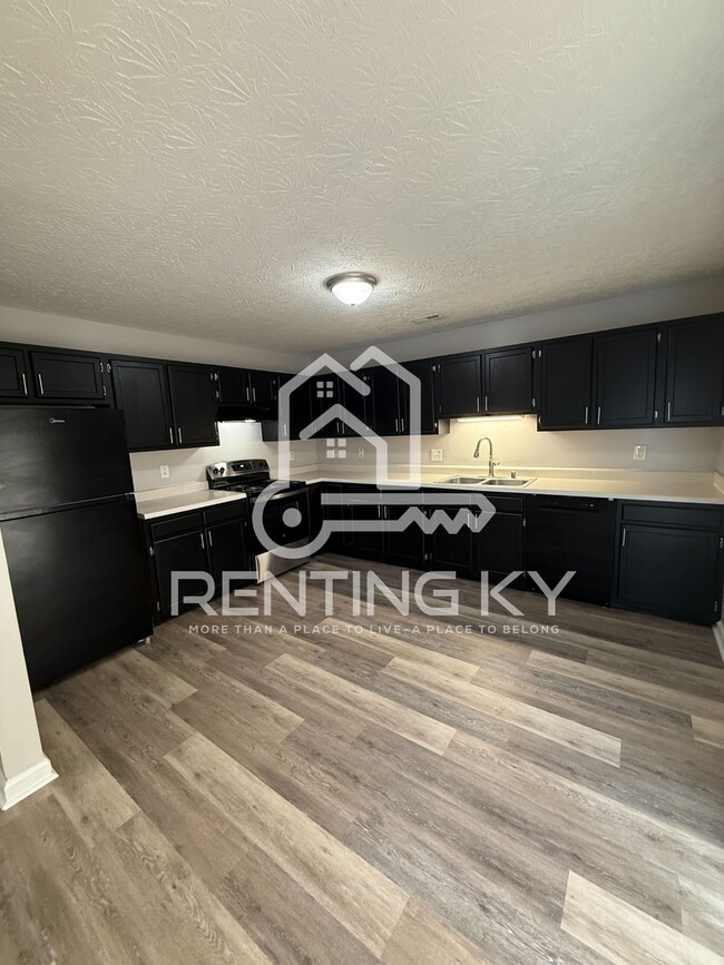 Building Photo - Newly Renovated 2-Bed, 1.5-Bath Townhouse!