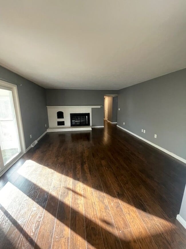 Building Photo - Adorable 3BR 2.5BA Home w/ Sun Room • 2 Car Garage  • Private Yard in Avon Lake