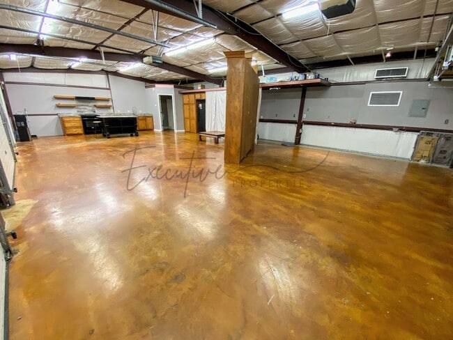 Building Photo - Studio Apartment for Rent – Central AC, Fu...