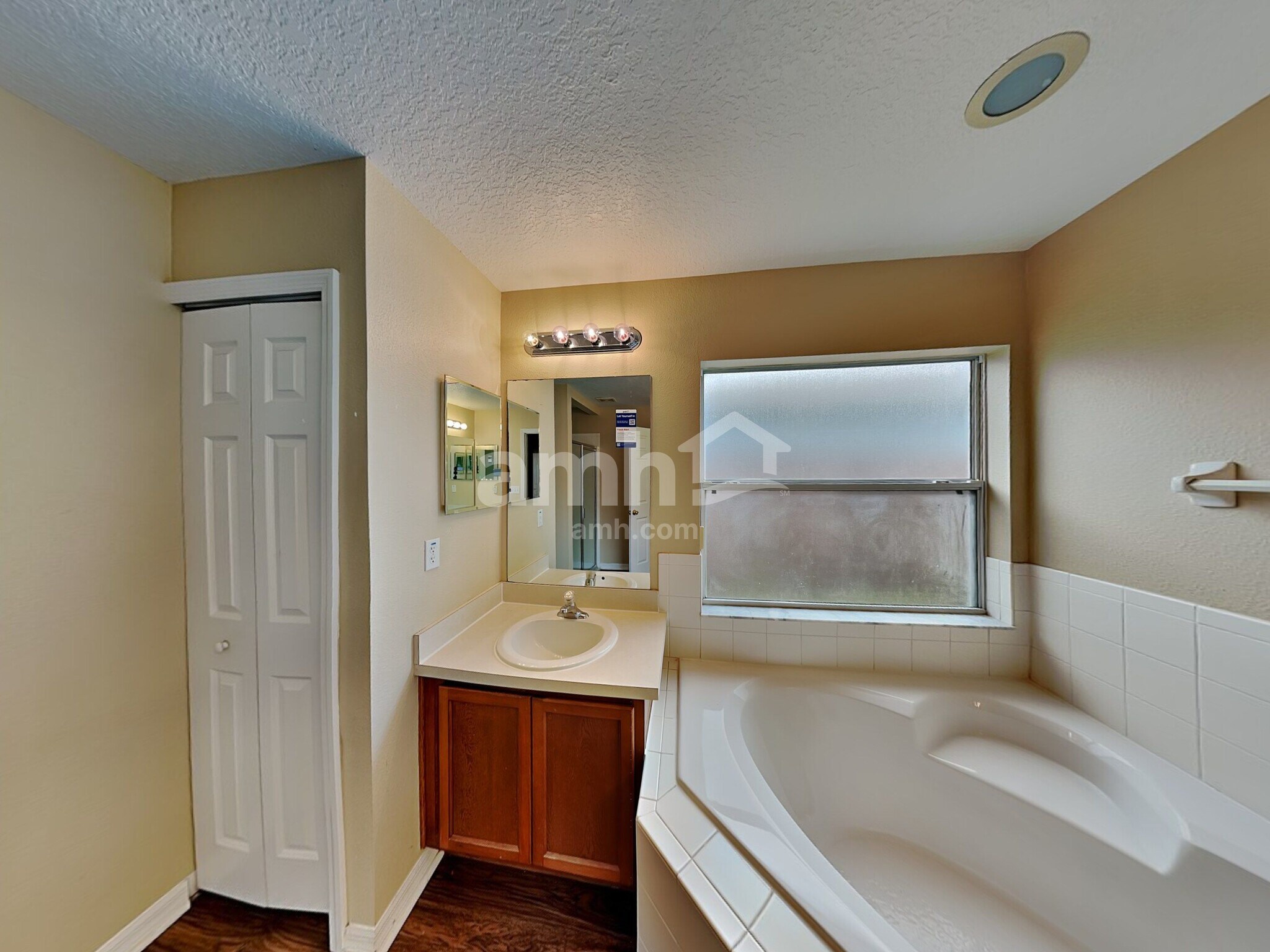 Building Photo - 1110 Bluegrass Dr