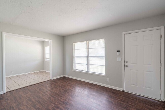 Building Photo - 3 Bedroom, 1 Bath Home!