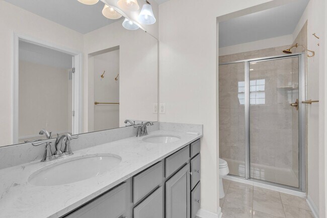 Building Photo - Luxurious 4 Bed 4.5 Bath Brick Townhome In...
