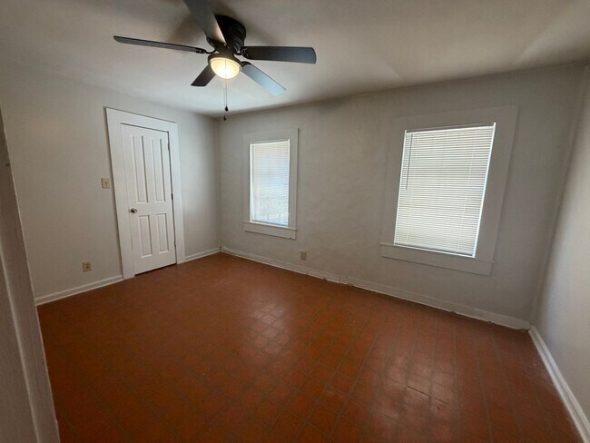 Building Photo - 941 Hill Park