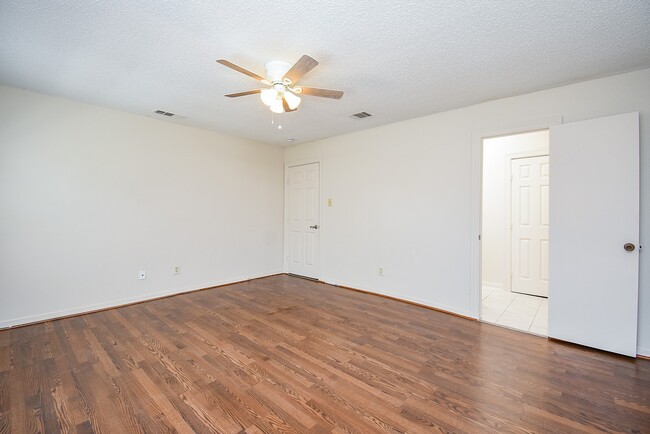 Building Photo - 11366 Oakcenter Dr