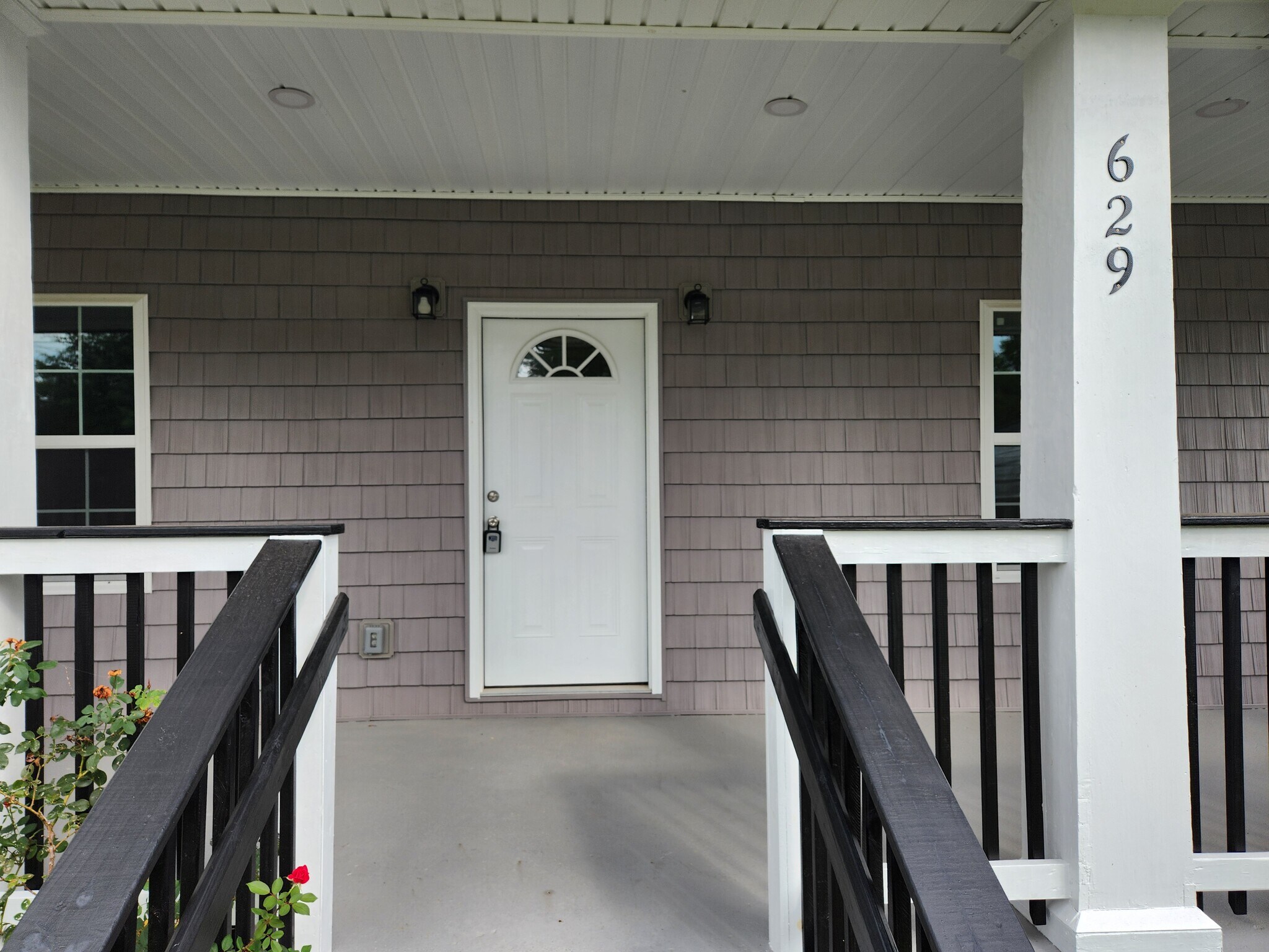 Building Photo - 629 Central Ave