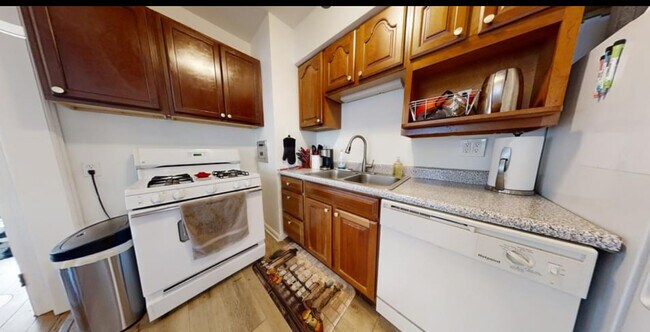 Building Photo - 3458 Linwood Ave