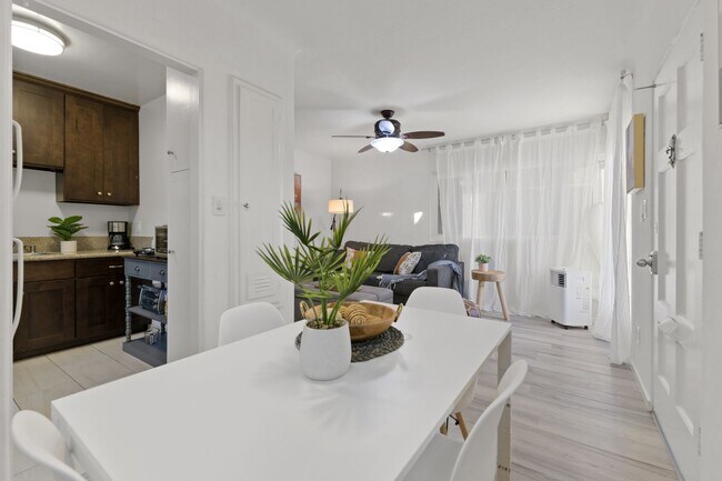 Building Photo - OCEAN BEACH APARTMENT! 1 BED/1 BATH ONLY $2,345/mo!