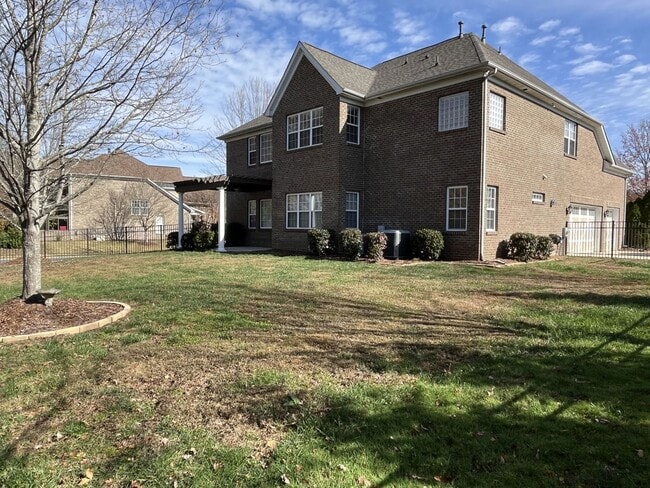 Building Photo - Stunning 6 Bedroom home in South Charlotte...