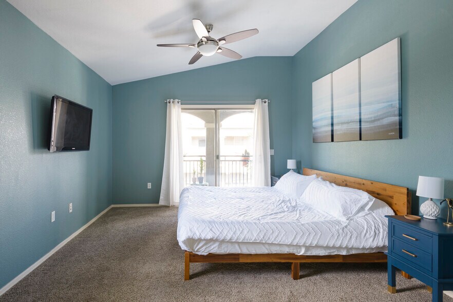 Building Photo - 2402 E 5th St