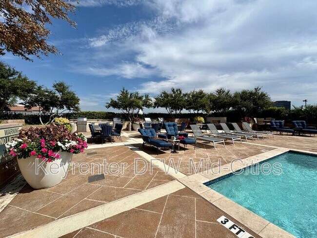 Building Photo - 330 E Las Colinas Blvd