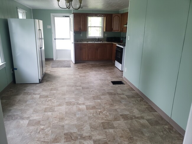 Building Photo - 247 Henricks Rd