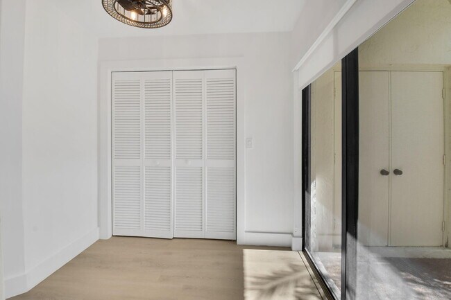 Building Photo - 7884 Seville Pl