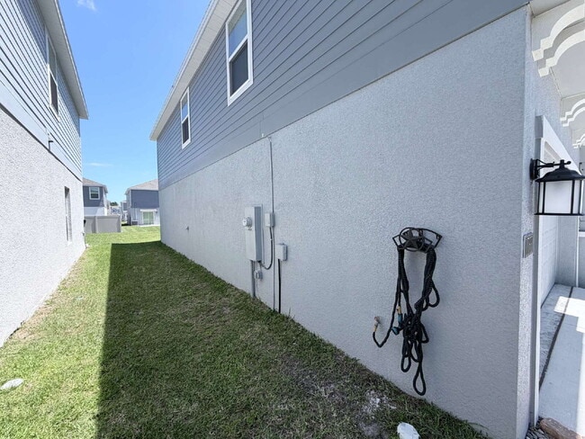 Building Photo - Available for Rent 5 spacious bedrooms and 2.5 bathrooms