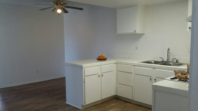 Building Photo - 1627 N Fair Oaks Ave