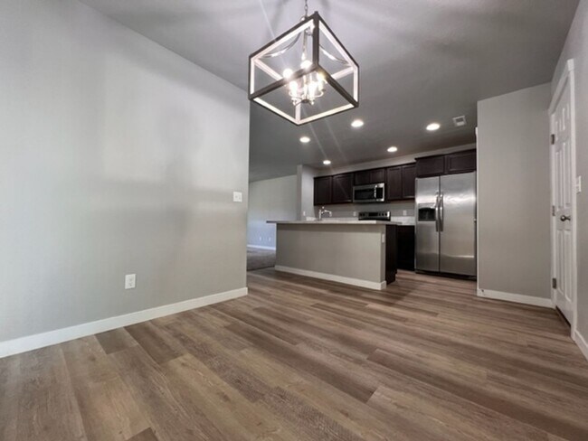 Building Photo - Beautiful Home Tucked In A Great Neighborhood