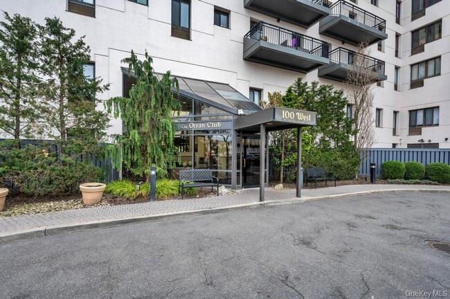 Building Photo - 100 W Broadway