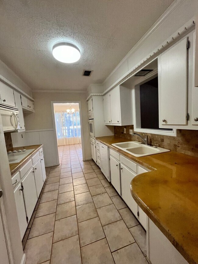 Building Photo - 6305 Raleigh Avenue - Spacious home in exc...