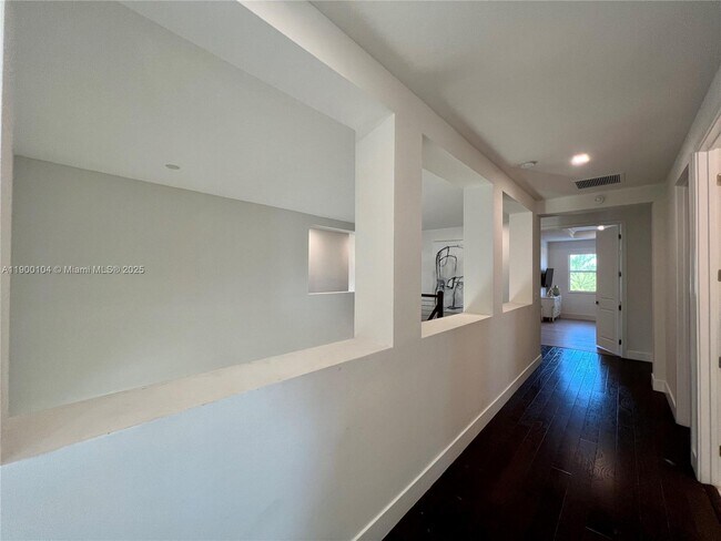 Building Photo - 11 NW 122nd Ave