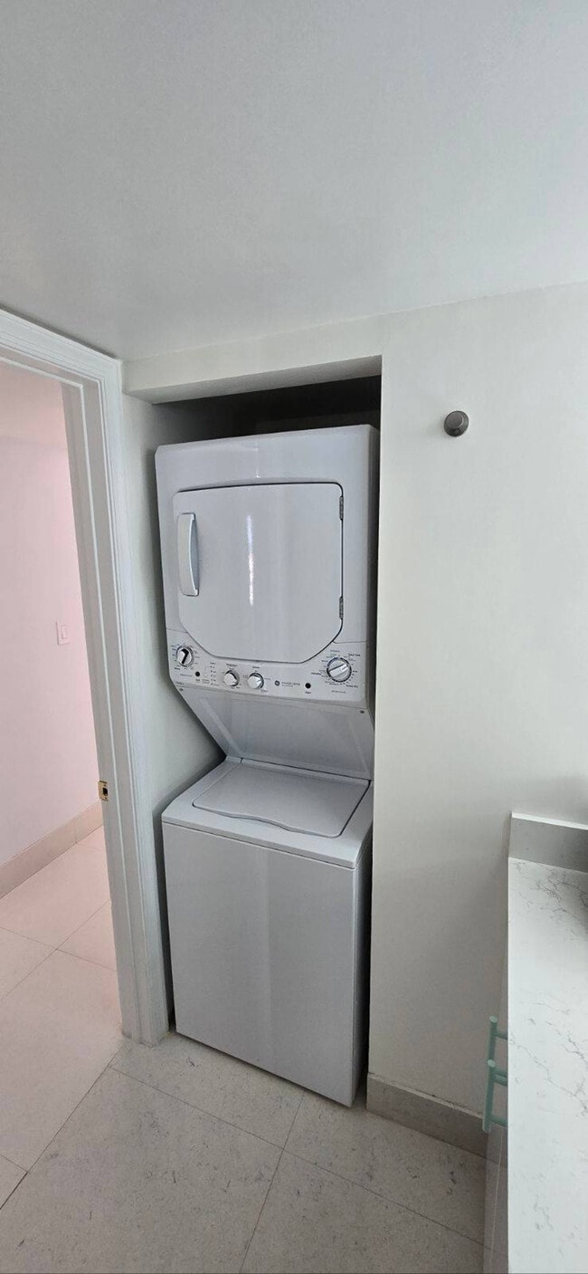 Building Photo - 1 SE 12th St