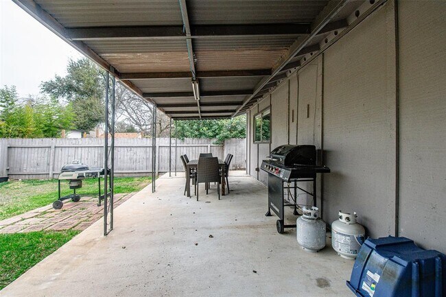 Building Photo - 2524 Berkett Dr