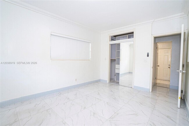 Building Photo - 16990 NE 5th Ct