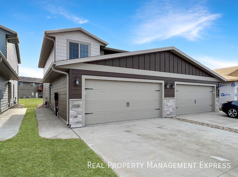 Primary Photo - Modern 3 Bed 2 Bath Townhome in West Sioux...