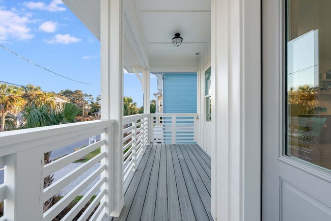 Building Photo - 223 E Lakeshore Dr