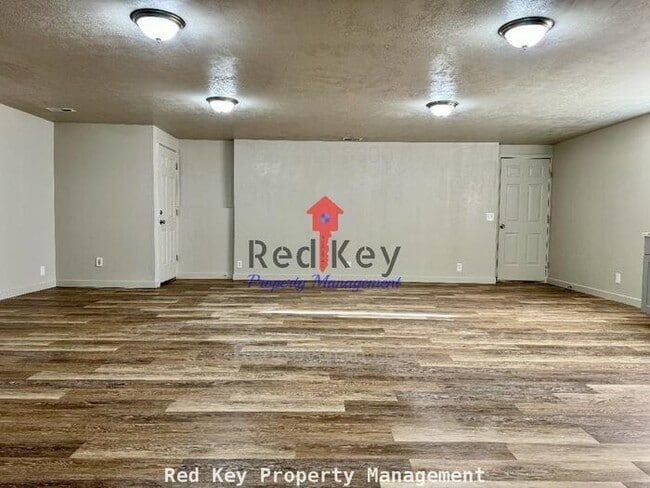 Building Photo - Hunter Way. Unit B