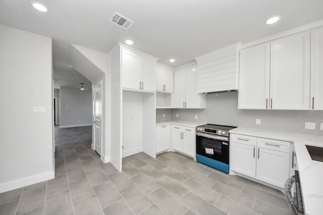 Building Photo - 1110 E Main St