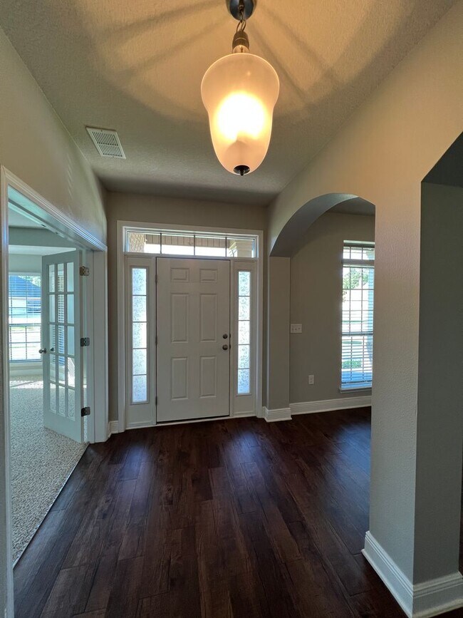Building Photo - Gorgeous 5 Bedrooms