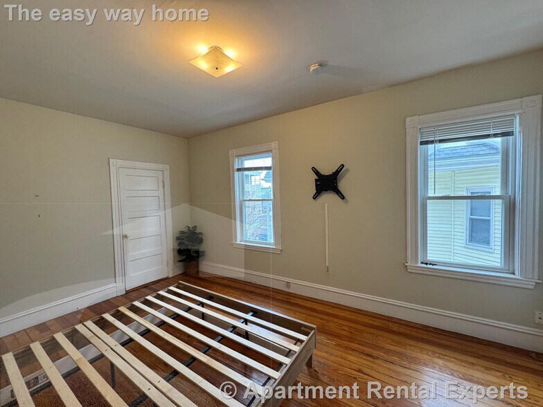 Building Photo - 22 Spencer Ave