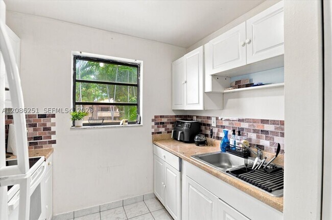 Building Photo - 6375 SW 136th Ct
