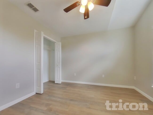 Building Photo - 864 Vanderbilt Dr