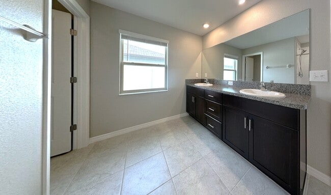 Building Photo - 376 Rain Berry Ave