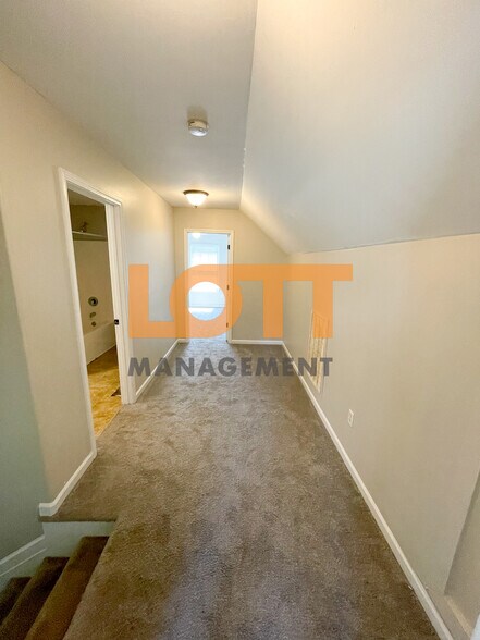 Building Photo - 204 Jarrett Ln