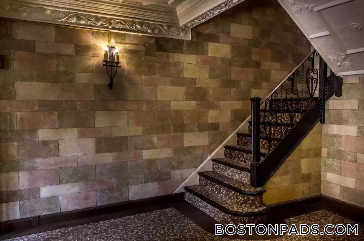 Building Photo - 2 Elmwood Ave