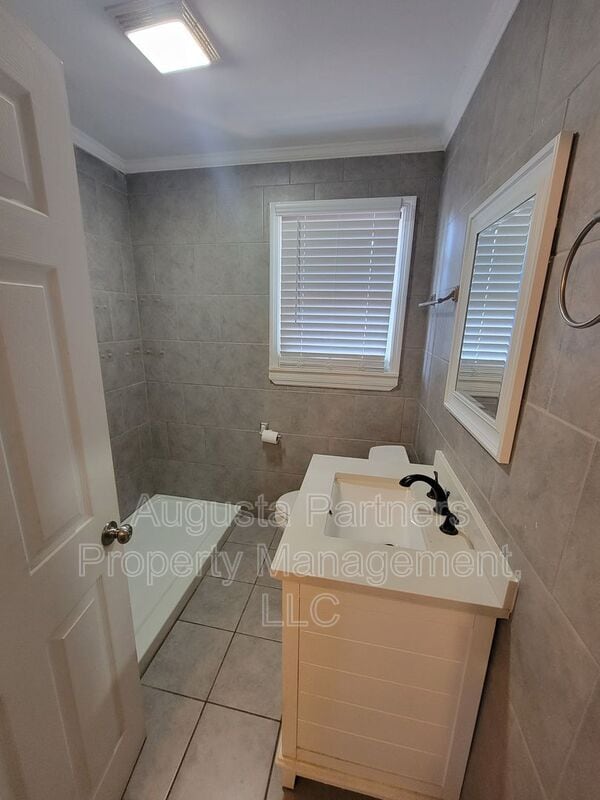 Building Photo - 2034 Trout Dr