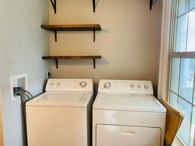 Building Photo - 3 bedroom 1.5 bath one block from Franklin Conservatory