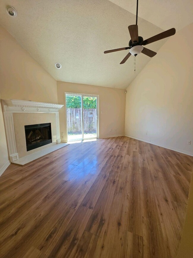 Building Photo - 427 Bristol Cove Rd