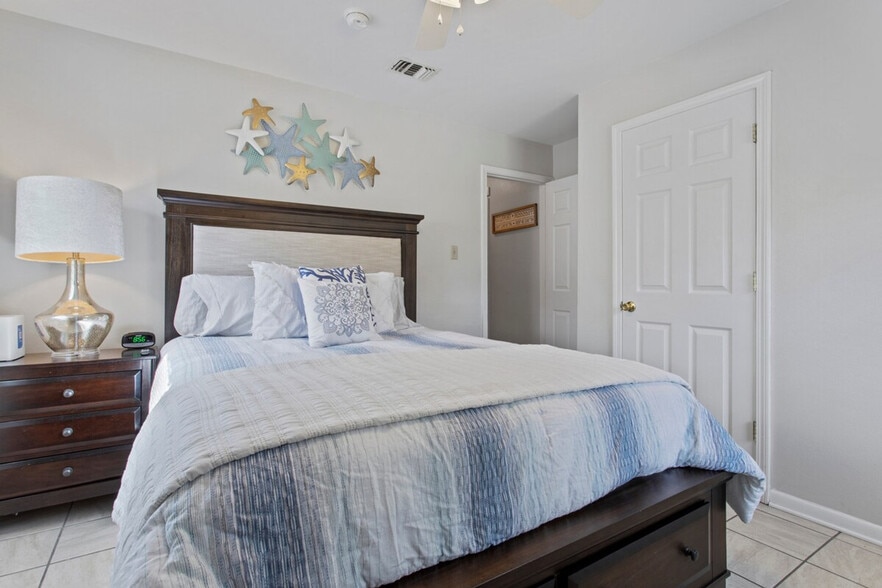 Building Photo - 805 Lewis Ave