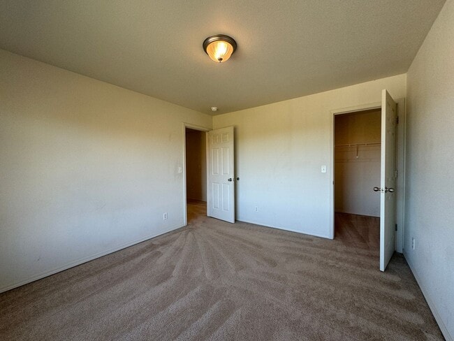 Building Photo - Spacious 3-Bedroom Duplex Located within C...