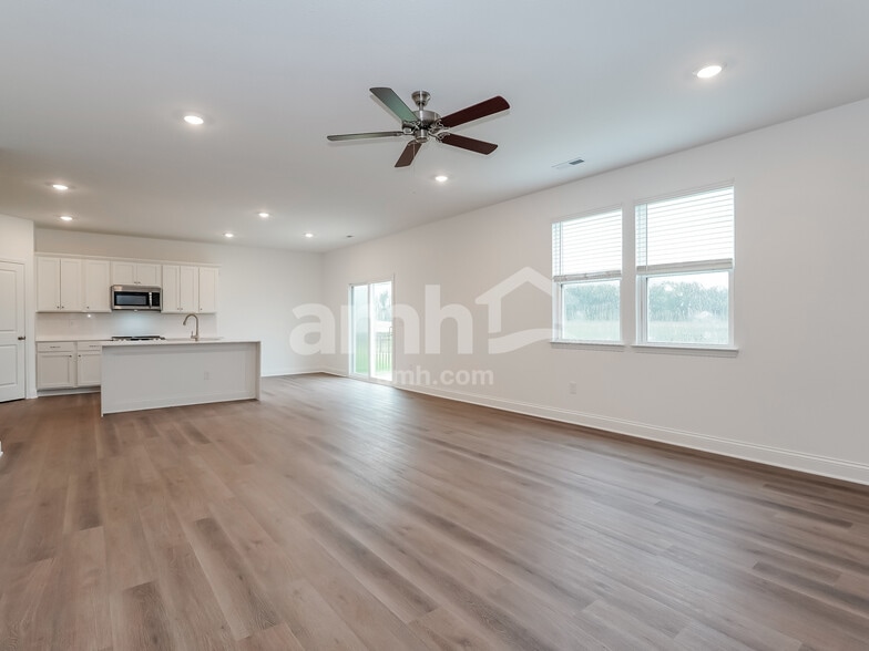 Building Photo - 406 Golden Maple Pl