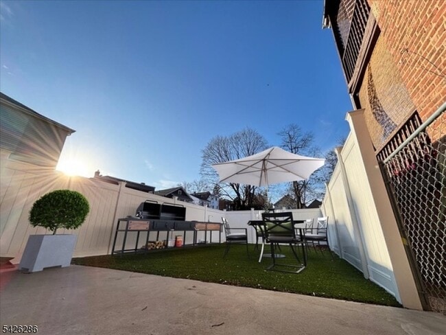 Building Photo - 38 Willowdale Ave