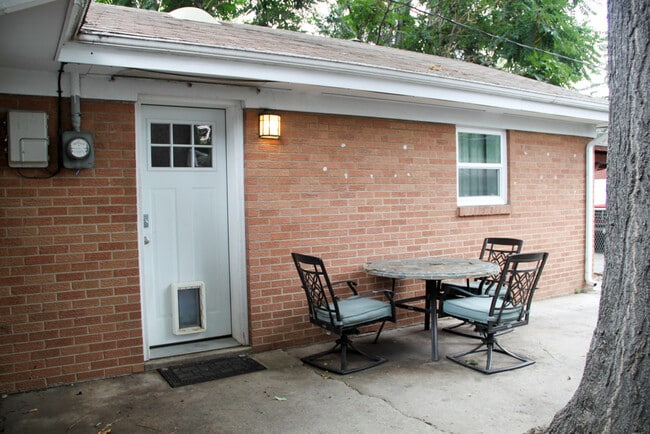 Building Photo - Evolve Real Estate: Fully Remodeled Gorgeous Bungalow in West Wash Park. 2 Bedrooms August 1!
