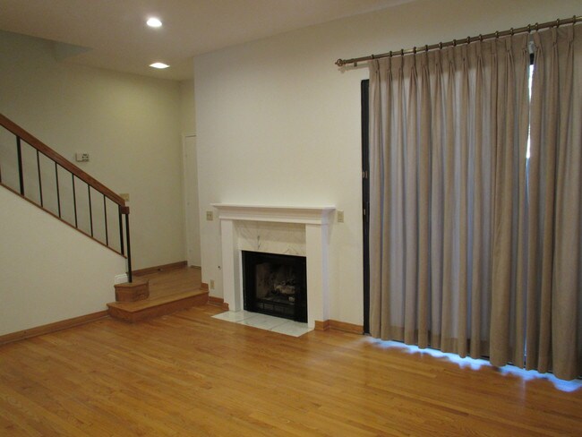 Building Photo - 452 W Huntington Dr