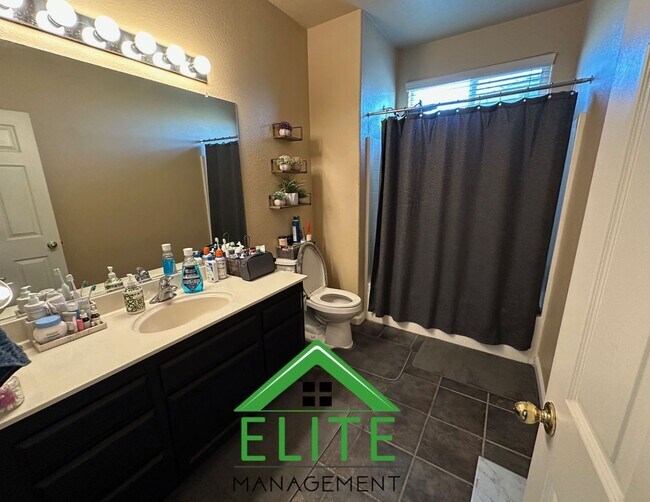 Building Photo - Beautiful 3-Bedroom Home in Desirable Nort...