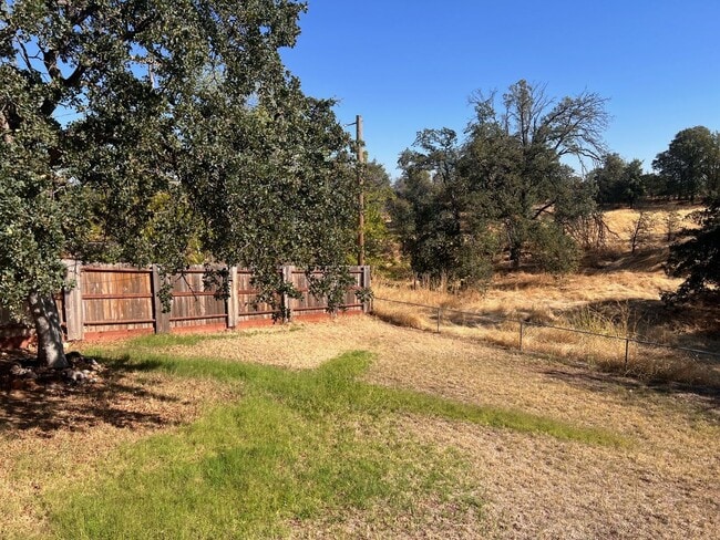 Building Photo - 3 Bedroom Home With Large Backyard on West Side