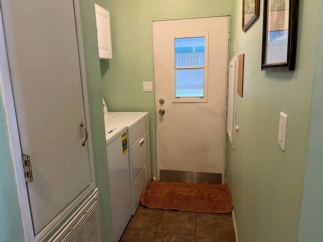 Building Photo - 5870 SW 59th St